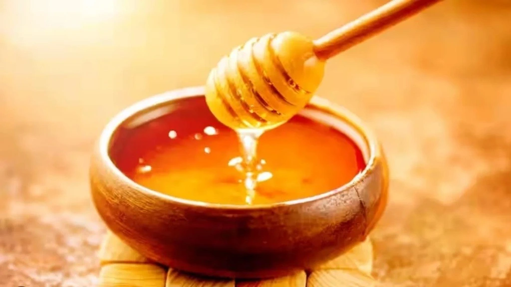 Golden honey dripping into a bowl; explore Yemeni Sidr honey benefits for natural wellness daily.